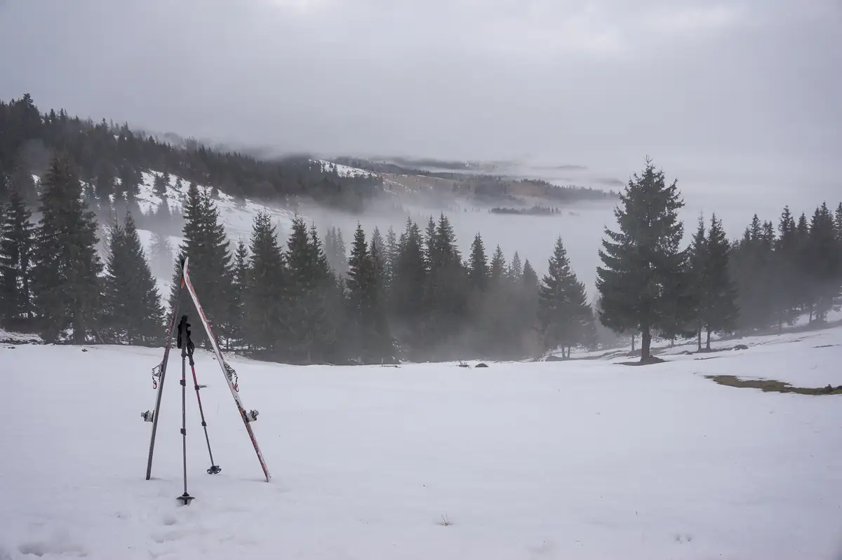  deasupra-marea-de-nori-pe-urcarea-din-Rogojel-spre-cabana-Vladeasa - Banda Rosie