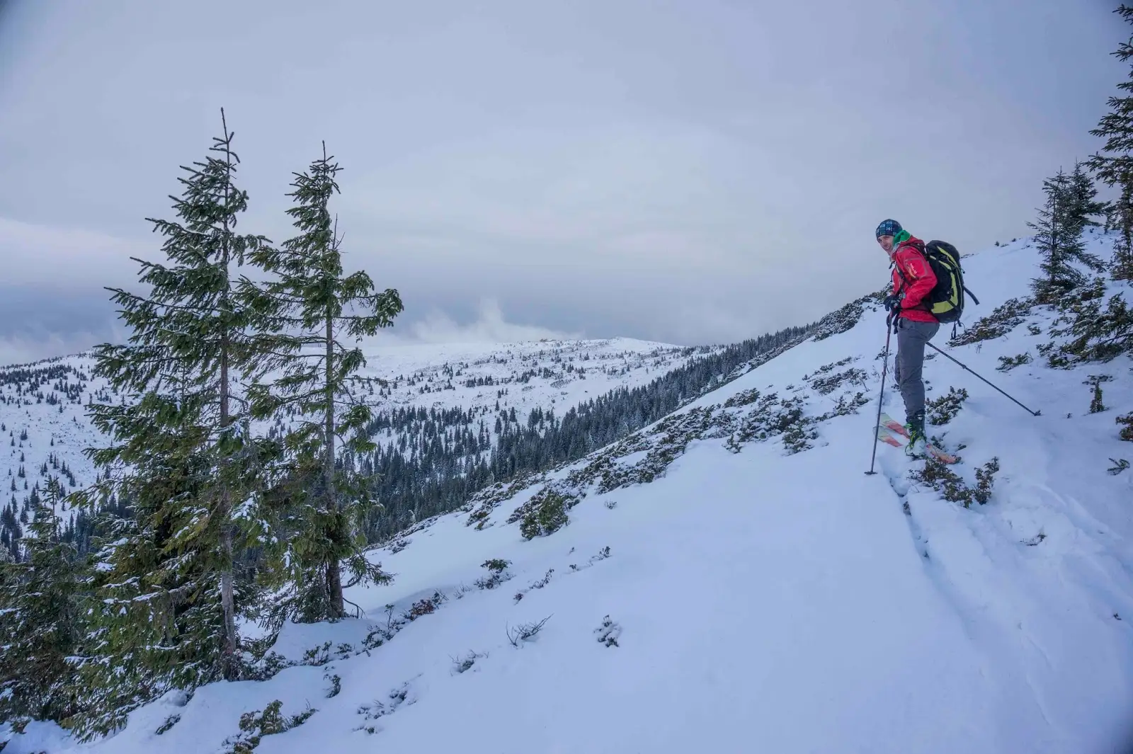  statia-meteo-Vladeasa-ni-se-arata-din-zona-varfului-Vulturu - Banda Rosie