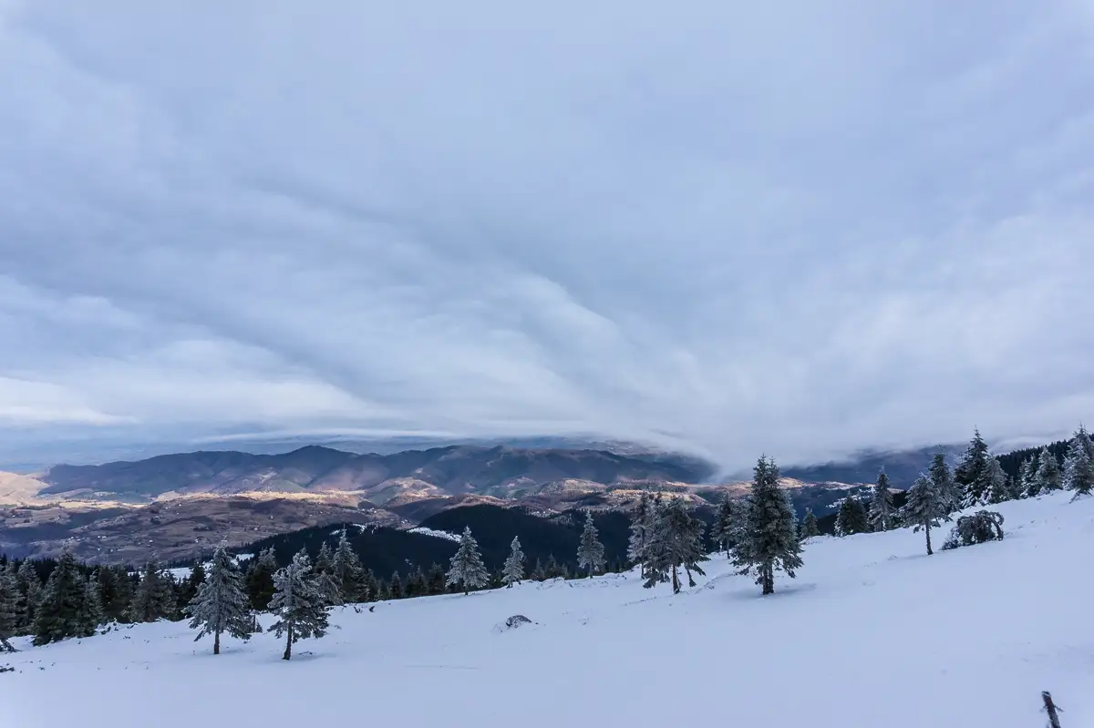  dansul-norilor-vazut-din-culmea-Vladesei - Banda Rosie