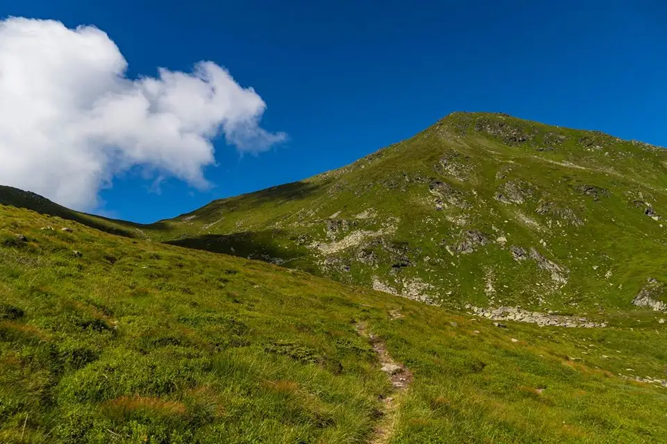  Urcare spre Lala Mica cu Ineu in fundal - Andrei Pahomi - CalatoriileLuiAndrei