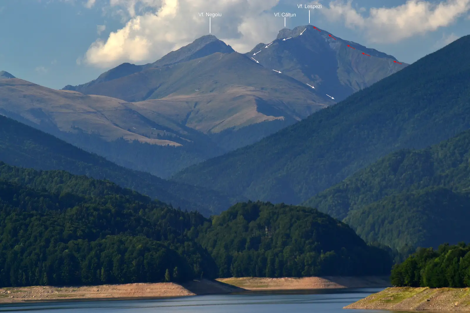  Vârfurile Negoiu, Lespezi și Cornul Călțunului văzute de la Vidraru.