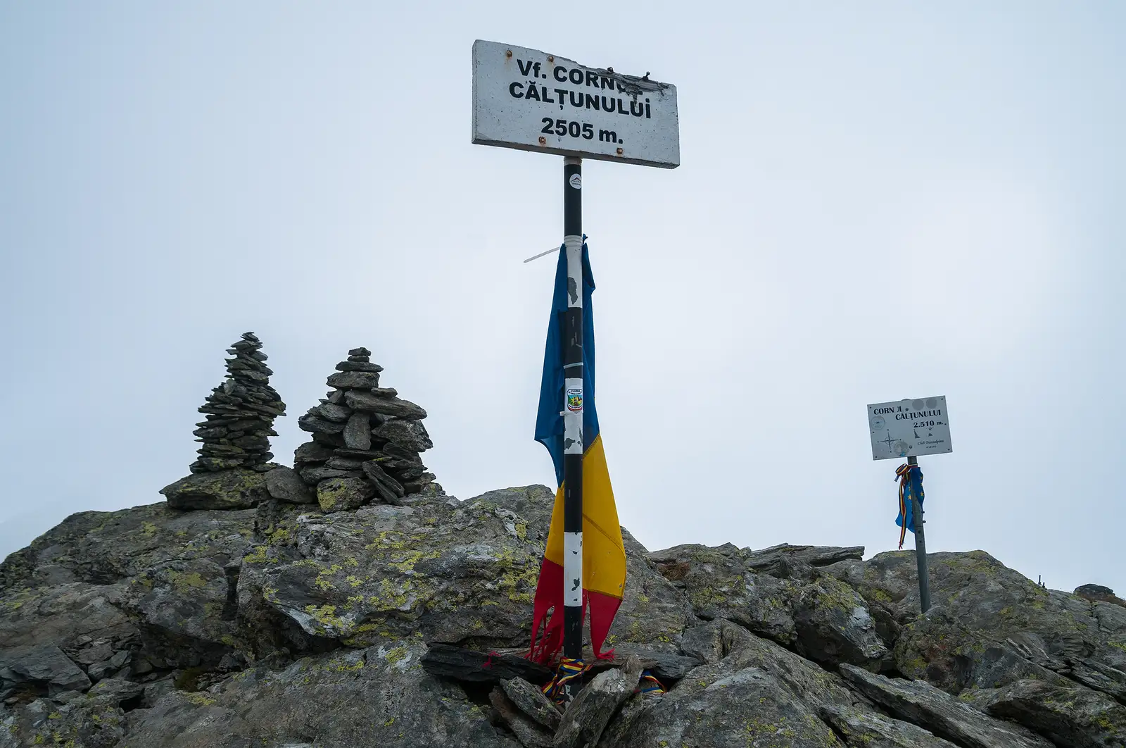  Vârful sau... vârfurile?! Ai zice ca sunt două la trei metri distanță cu altitudini diferite. Aceiași dilemă ca și pe Vf. Lespezi.