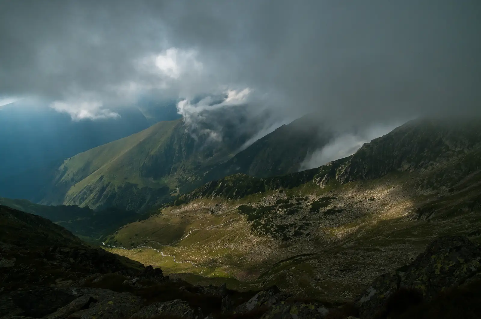  În dreapta pârâul din Căldarea Berbecilor coboară spre confluența cu Izvorul Negoiului.