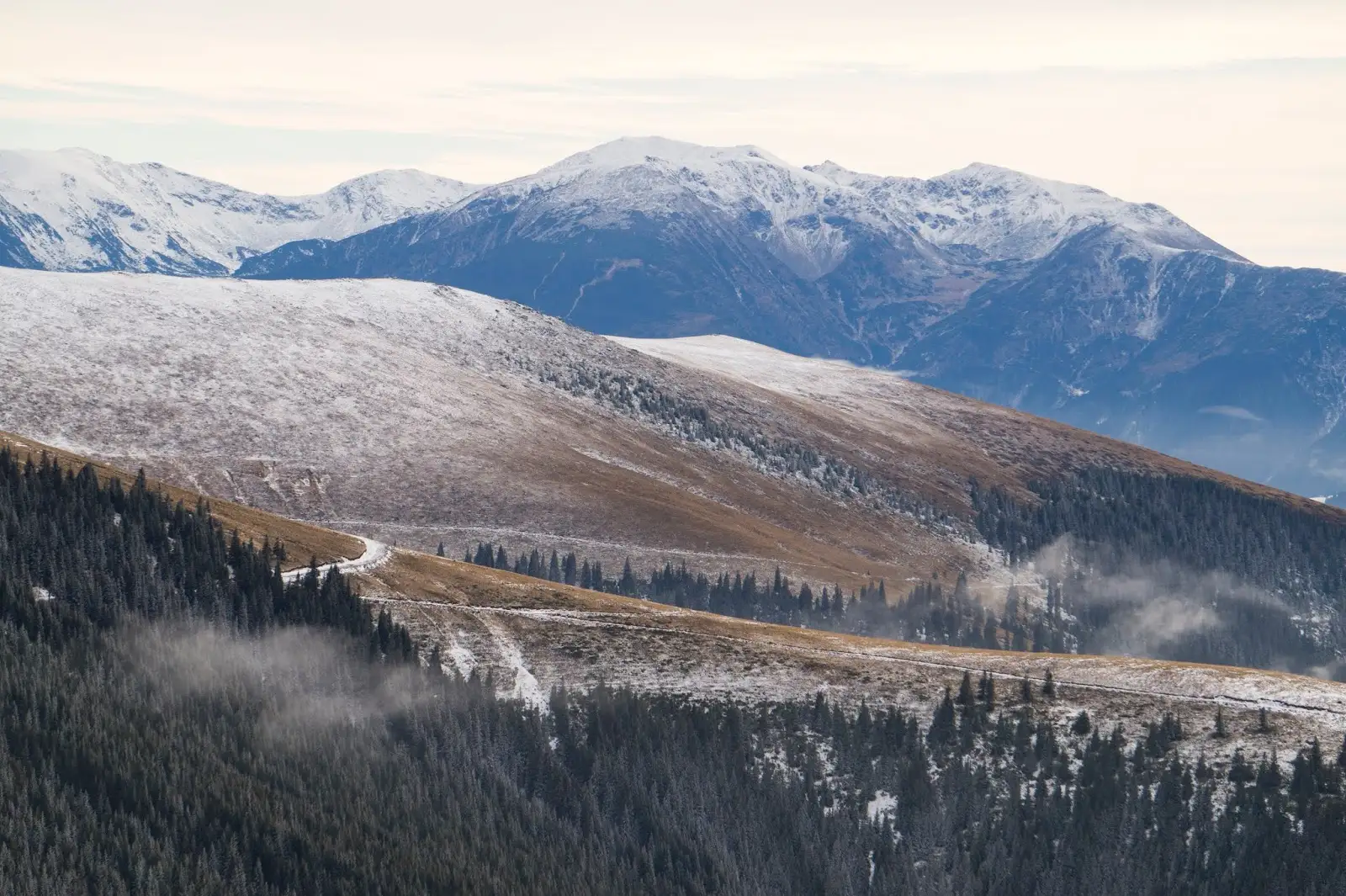 Simbioza anotimpurilor -creasta-Parangului-vazuta-din-Sureanu - Alina Cirja