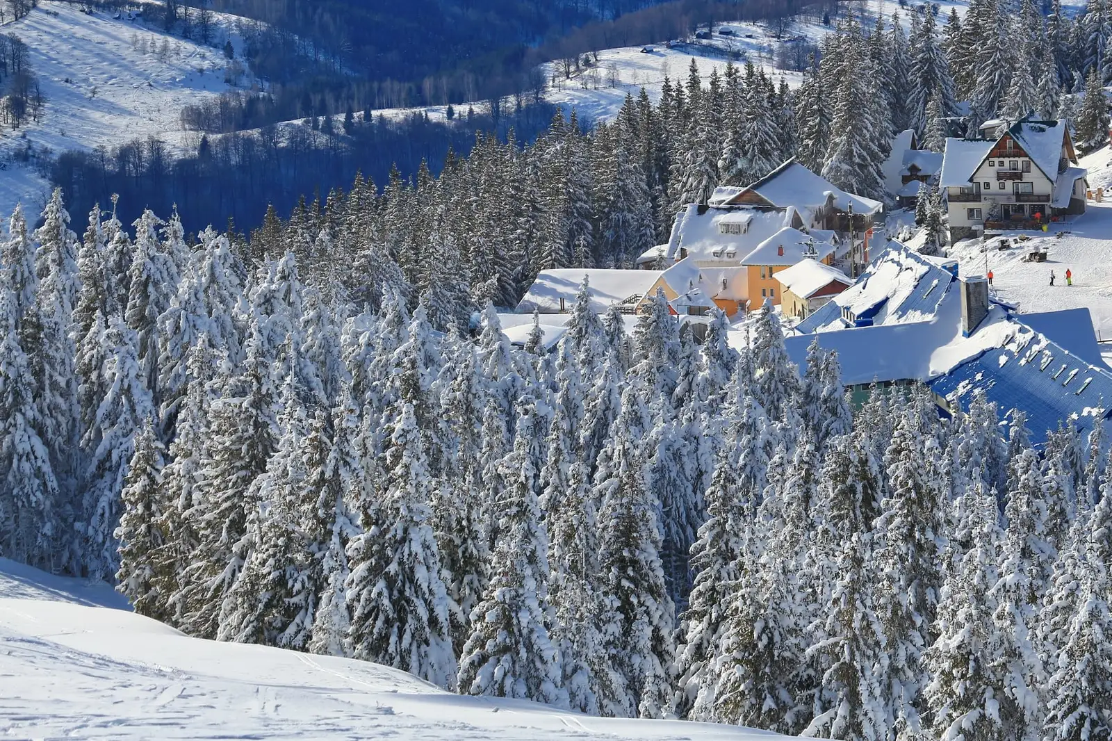  Cabanele care deservesc partiile domeniului schiabil Parang - Liana Marin