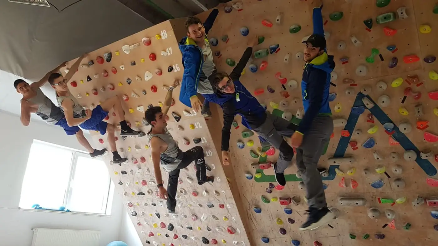  Cataratori pe perete - Climb Again