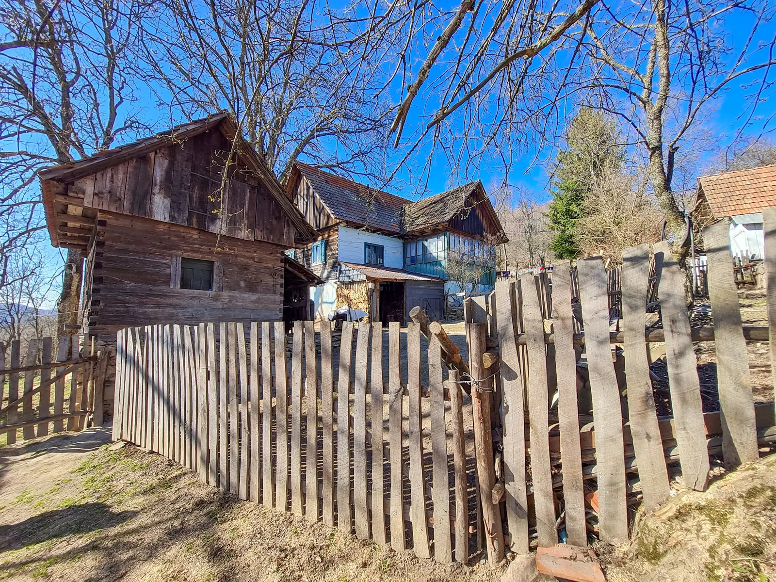  O gospodarie pe un varf de deal, Păulești - Marius Turc