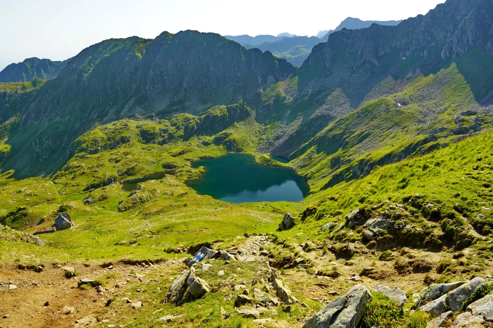  Căldarea Podragu și Cabana Podragu, din șaua dintre Lacuri - Adrian Vintilă
