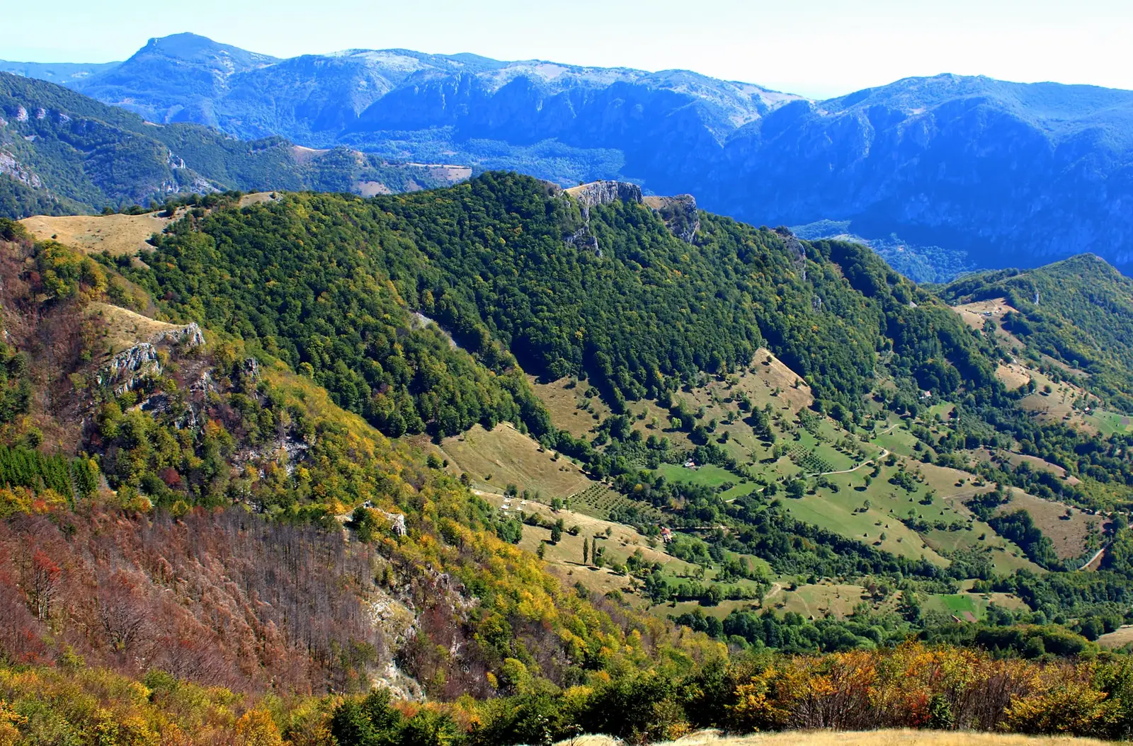  Din munţii Cernei spre munţii Mehedinţi., panoramă peste cătunul Bedina.- Sima Constantin