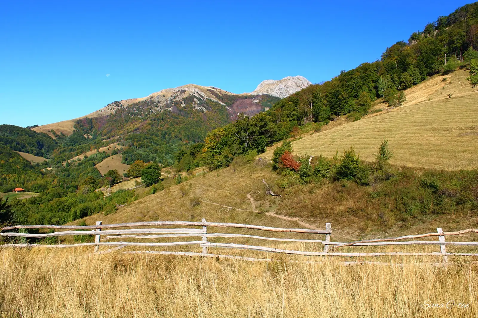  Vf. Biliana şi Zascol - vedere de la biserica din Dobraia. - Sima Constantin