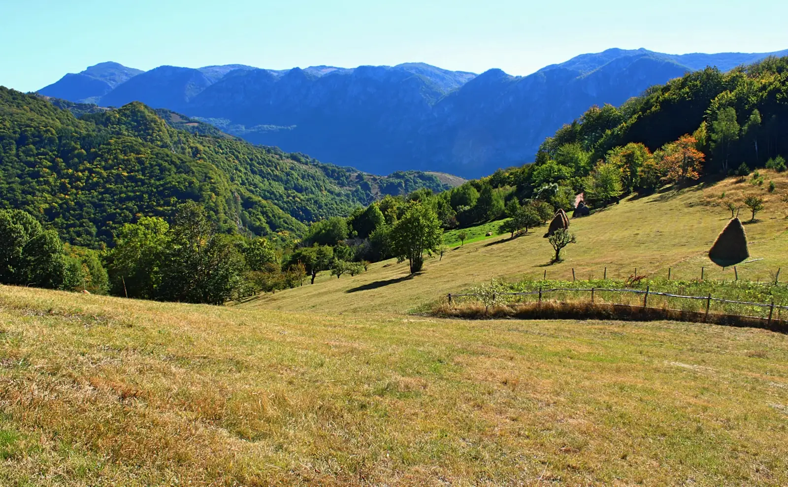  Munții Mehedinți - vedere de la biserica din Dobraia - Sima Constantin