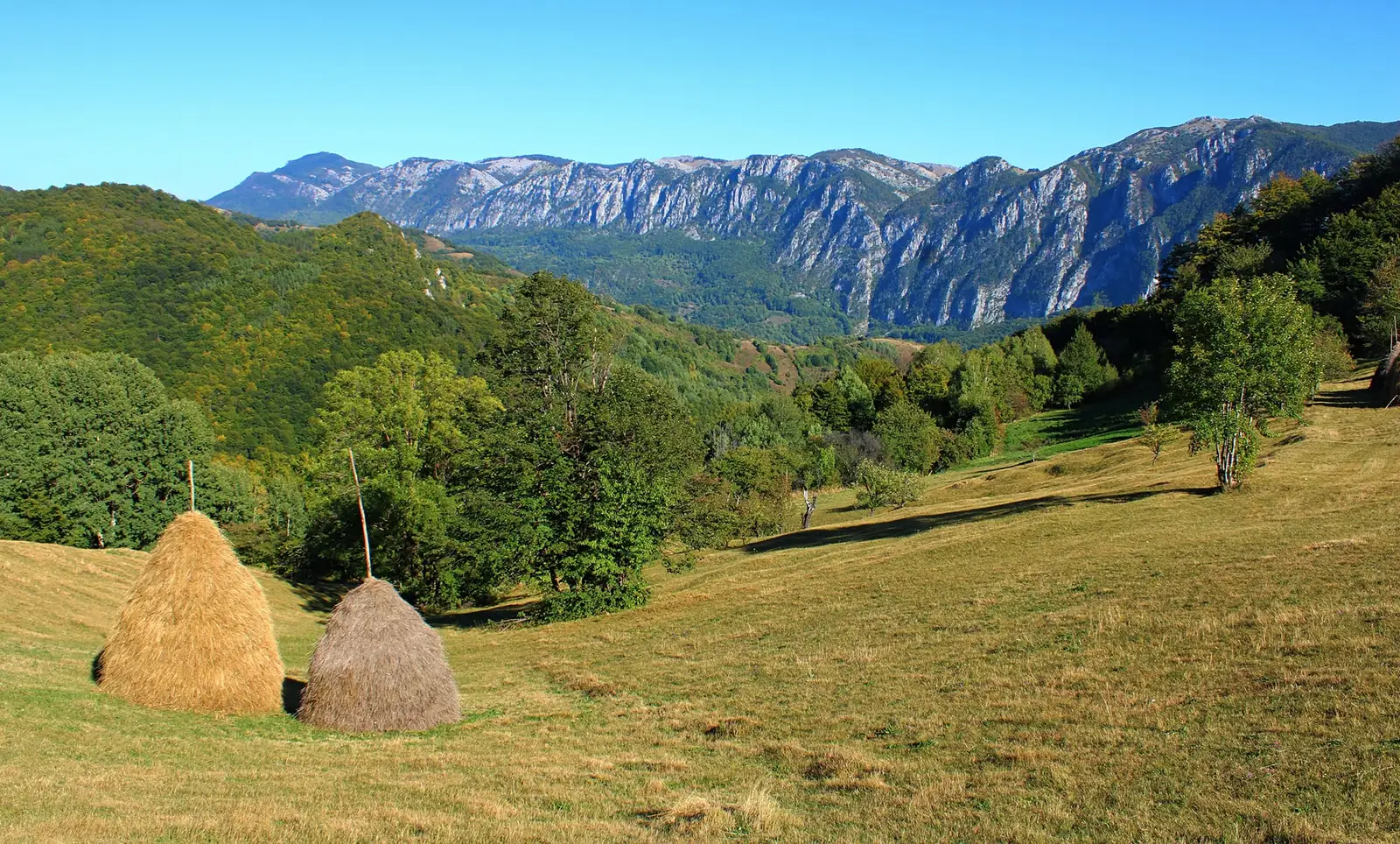  Munţii Mehedinţi - vedere din cătunul Dobraia - Sima Constantin