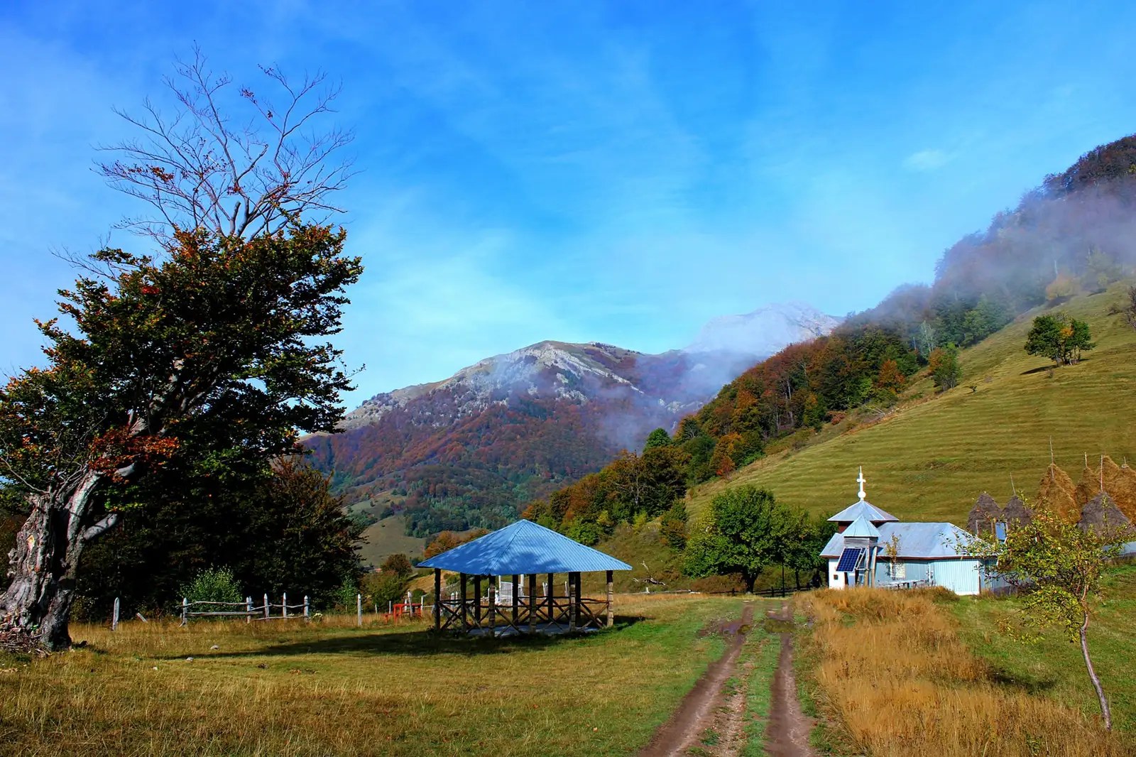  Biserica din Dobraia - punct de belvedere spre vârfurile Biliana şi Zascol-ul Arjanei  - Sima Constantin