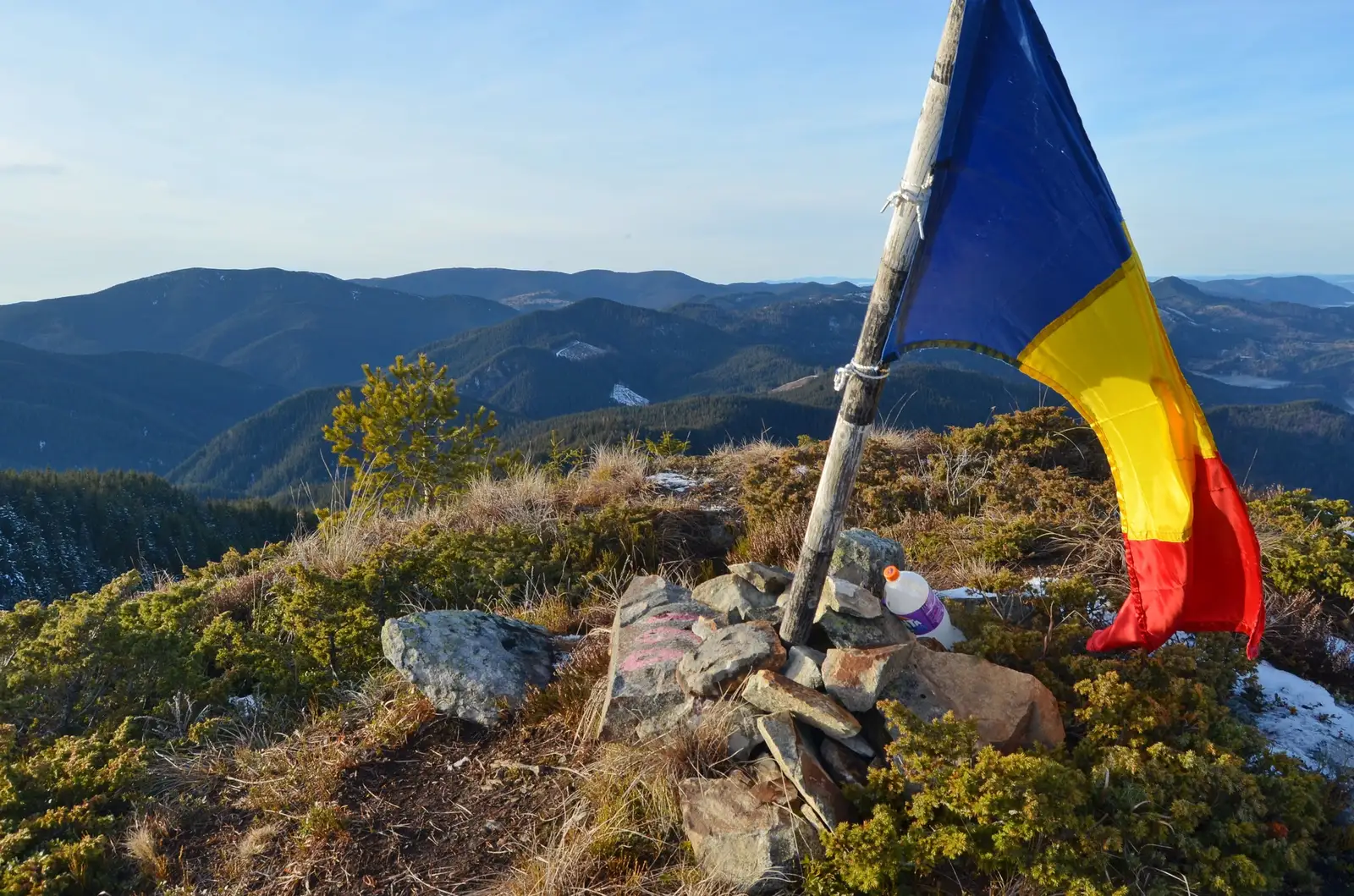  Pe vf. Pietrosu (1676m.), in fundal, vf. Goru & Lacauti - Andrei Raftopol
