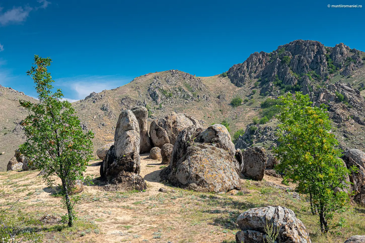  Pietrele lui Teo, monoliți granitici - Dragoș Asaftei, Zbor peste Muntii Romaniei