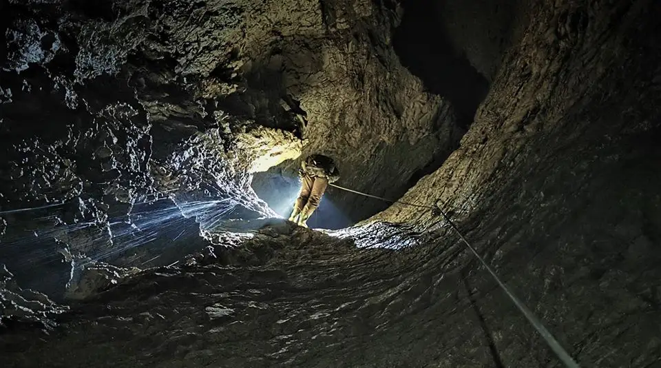  Avenul din Coltul Grindului - Claudiu Loghin