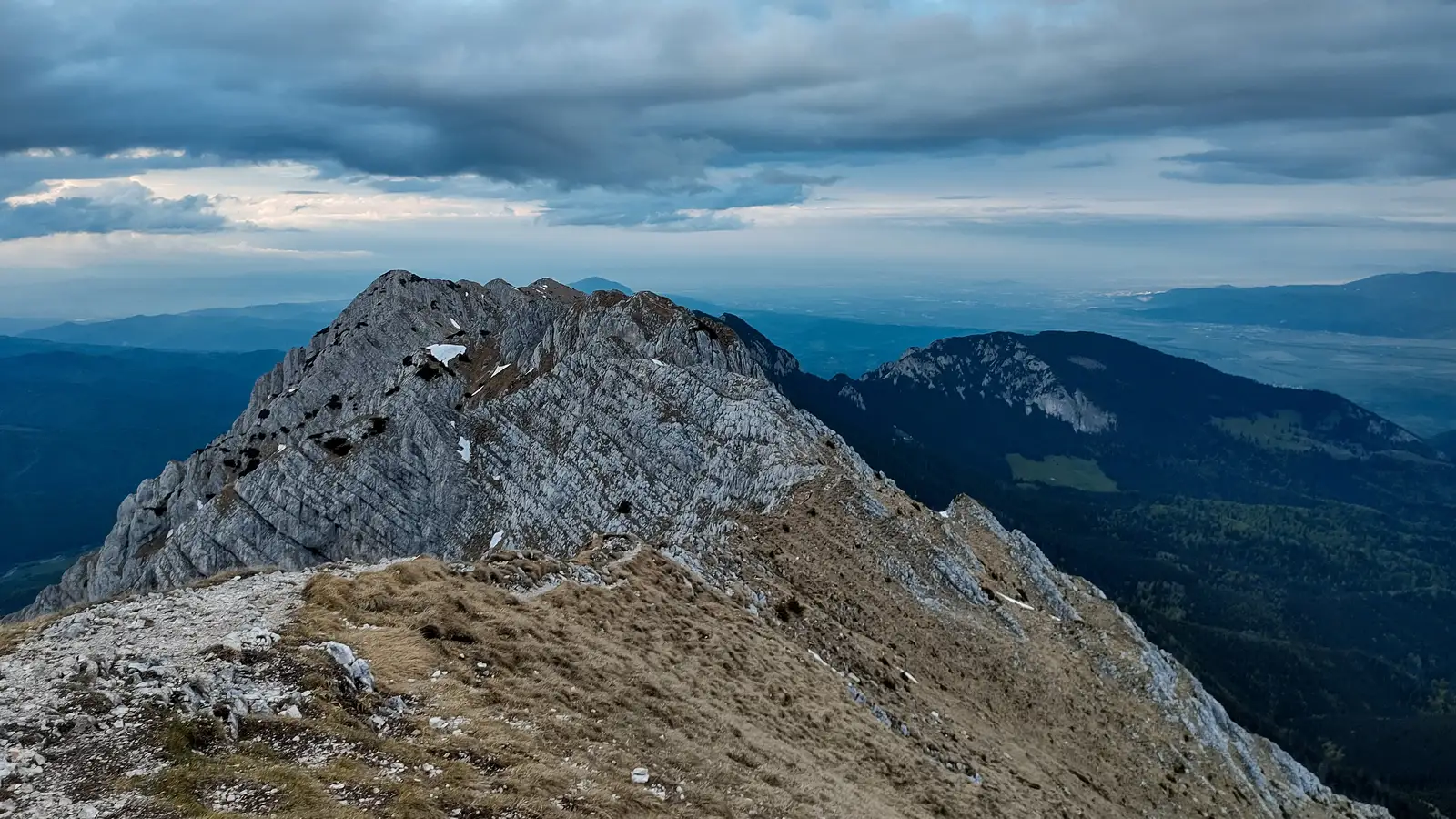 Piatra Craiului, Creasta Sudica, Cabana Brusturet, Poiana Funduri, Vf La Om, Refugiul Grind, Poiana Grind