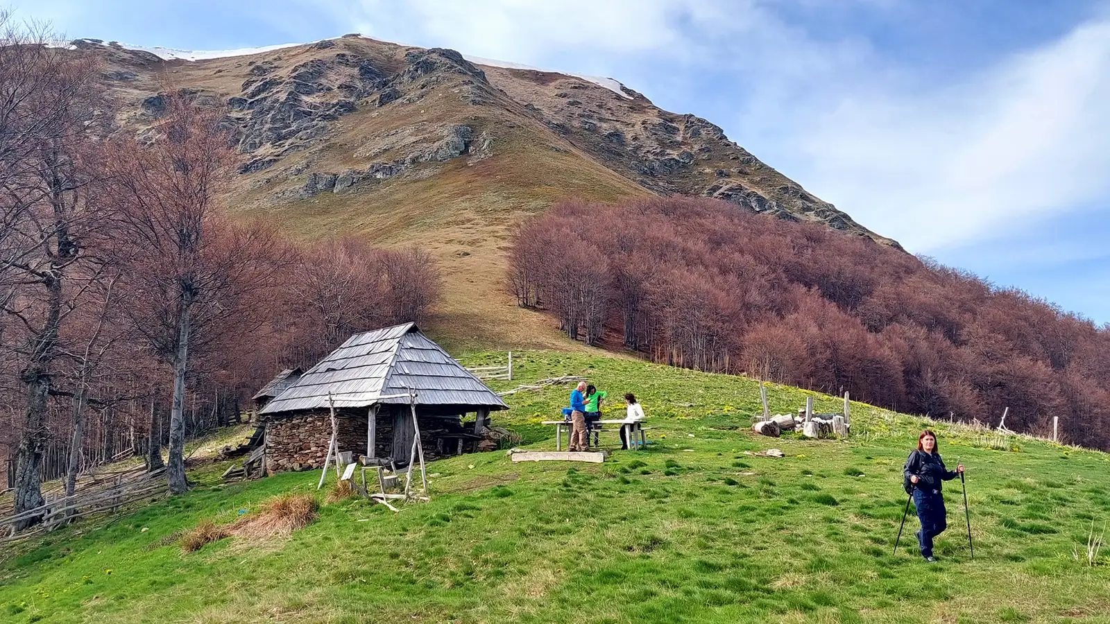 Stâna de sub vf. Vlașcu Mic, munții Cernei. - Sima Constantin