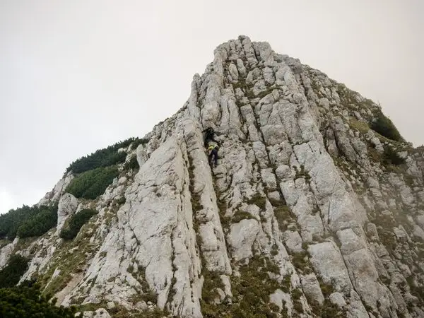 Piatra Craiului: Cabana Curmătura - Vf. Ascuțit - Vf. La Om - Refugiul Grind - La Table - Cabana Curmătura