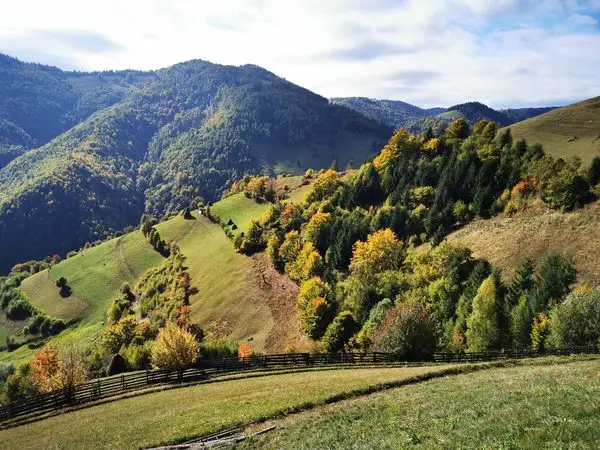 Mănăstirea Muntele Rece - sub Vârful Măgura - Mănăstirea Muntele Rece