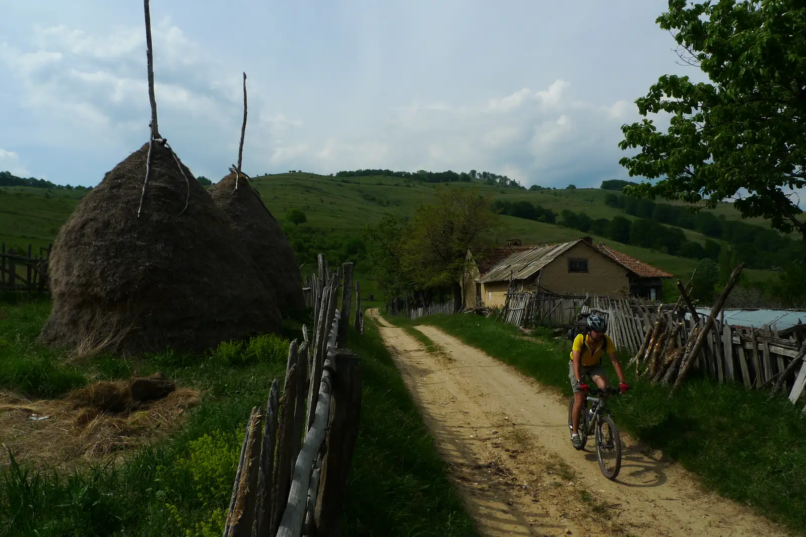 Anina - Crivina - Poiana Roşchii -  lacul Golumbu - Anina