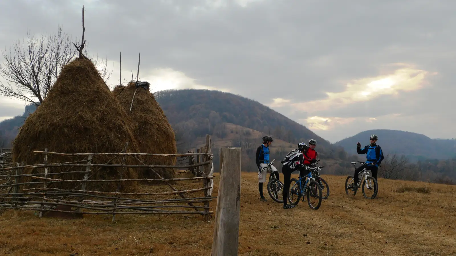 Lacul Gozna - lacul Breazova - valea Crainicului - lacul Secu -  satul Secu - crucea Văliug - Stupină - lacul Gozna