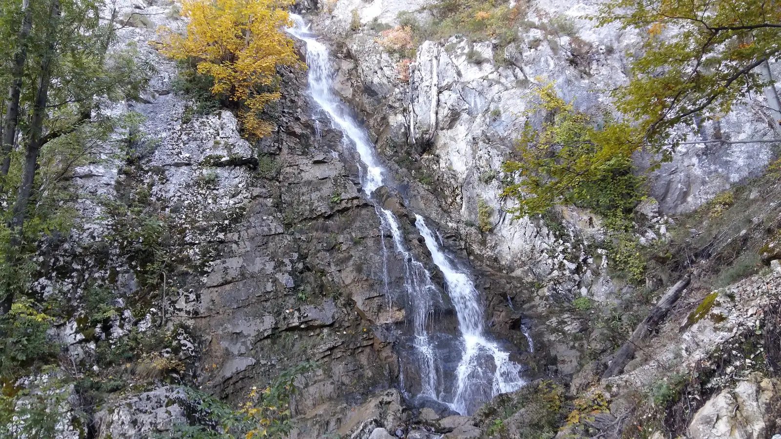 Băile Herculane (DN 67D) în dreptul crucii Ghizelei - Cascada Cociului (Roșeţ)