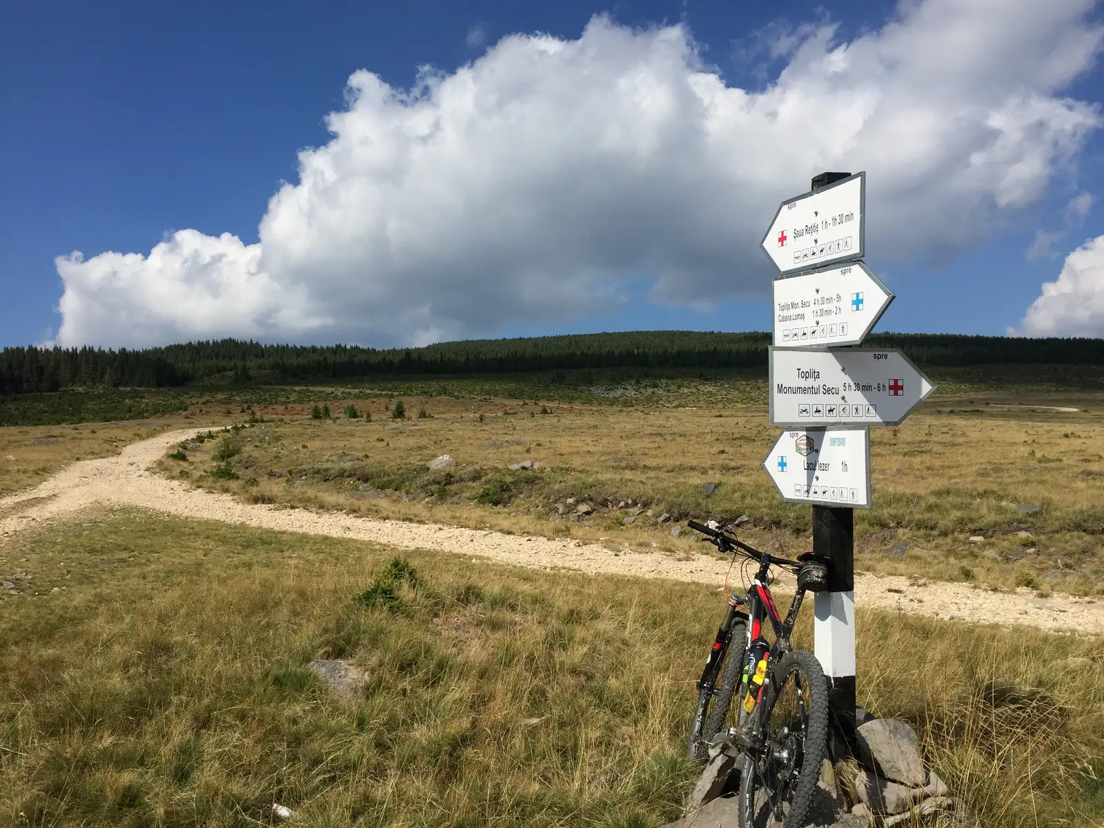 Monumentul Eroilor de la Gura Secului - sub Vf. Alb - Şaua Răţiţiş