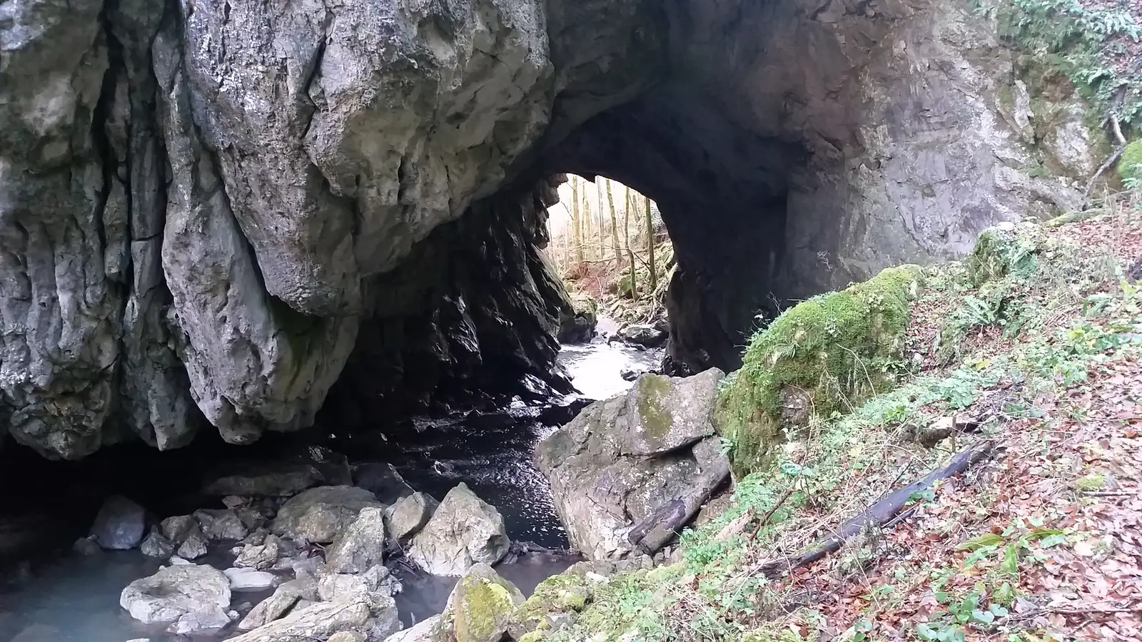 locul Între Ape - Piatra Bulzului (Bulzul Bulzeştilor) - Muntele Găina Cruce