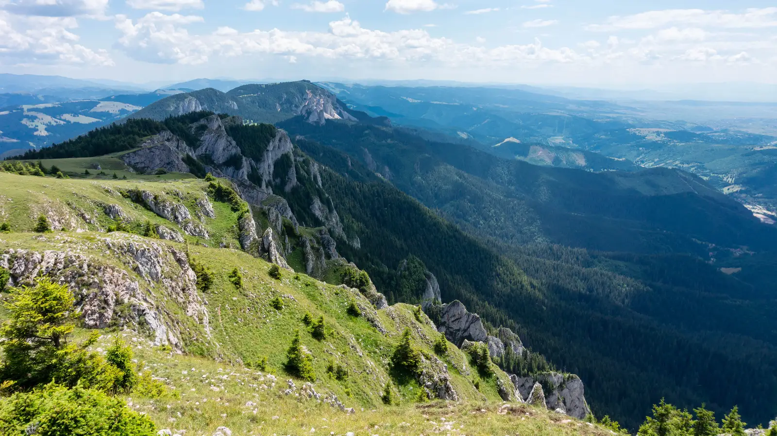 intersecţie traseul BR - Vf. Hăşmaşul Mare