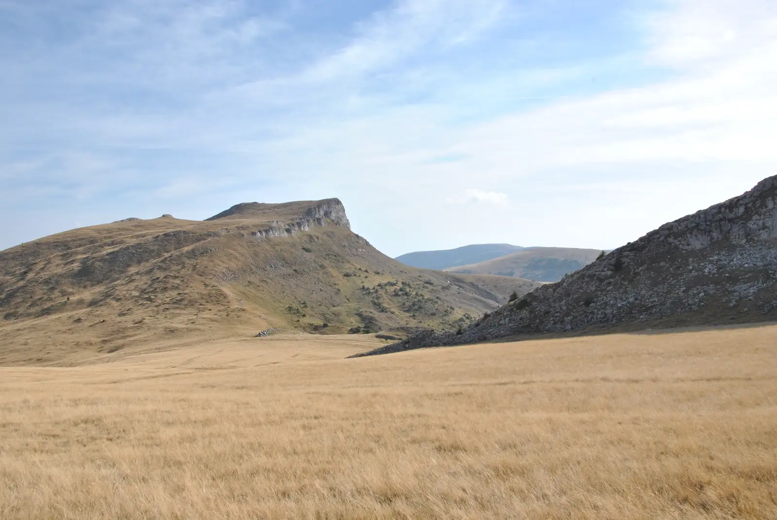 Cabana "Podu’ cu Florile” - M. Lucăcilă - Şaua Strunguliţa