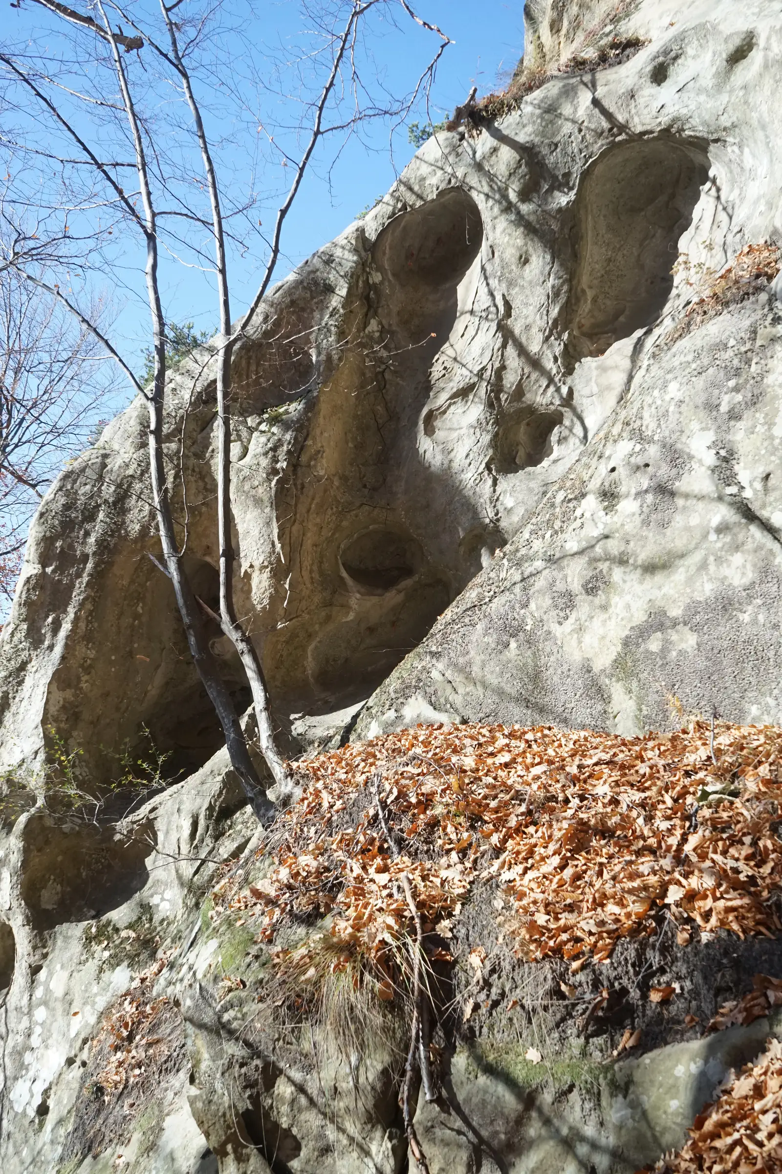 Poiana Cozanei – Schitul Fundul Peşterii – Scaunele lui Negru Vodă