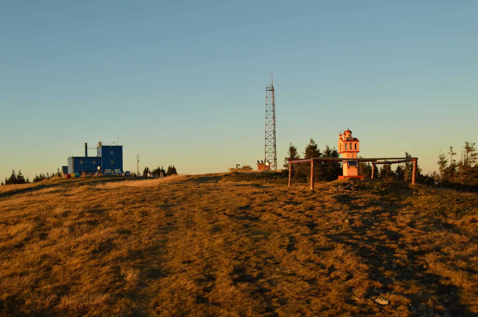 Pasul Oituz - Vârful Înzăpezitu Mare (Neagu) - Vârful Astagul Mare (Stogul Mare) - Vârful Lăcăuţi - Pasul Holom (Deluşor)