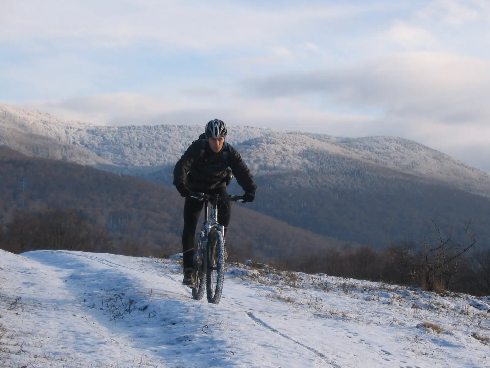 Lacul de Acumulare Gozna - Cantonul forestier Poiana Bichi - Peştera Comarnic - Lacul de Acumulare Gozna