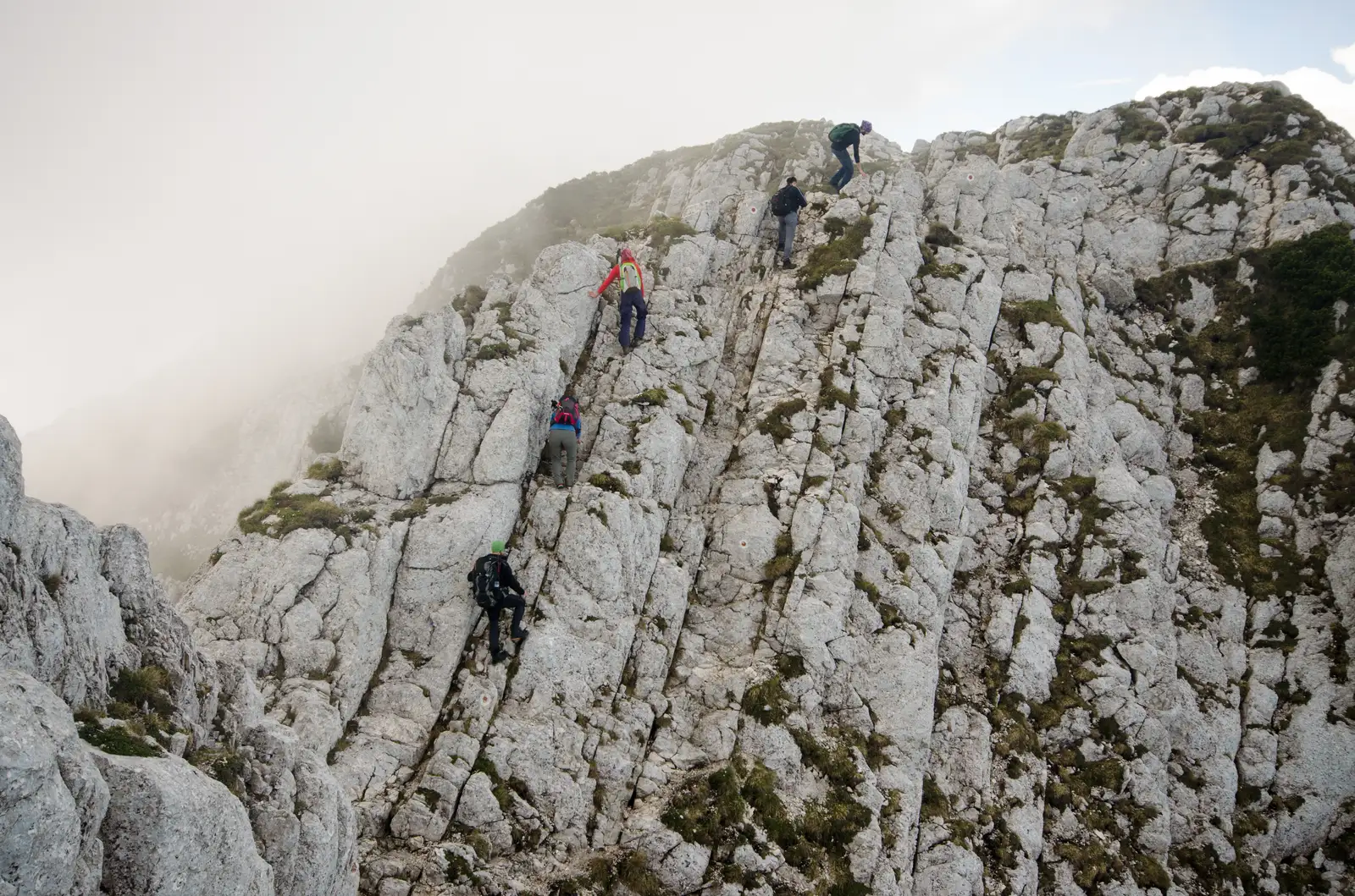 Piatra Craiului: Cabana Curmătura - Vf. Ascuțit - Vf. La Om - Refugiul Grind - La Table - Cabana Curmătura